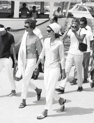 reese-witherspoon-wore-the-sandals-jackie-kennedy-made-famous-1870445-1471300159