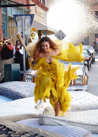 beyonce-shared-new-behind-the-scenes-lemonade-photosand-theyre-epic-1878593-1471967532