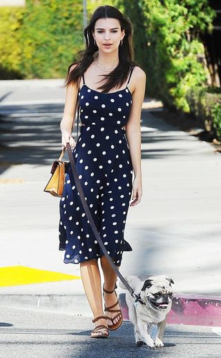 the-outfit-formulas-emily-ratajkowski-wears-on-repeat-1882368-1472164933