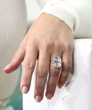 kim-kardashian-has-a-new-ring-that-looks-exactly-like-her-engagement-ring-1885372-1472498786