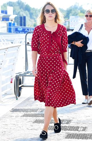 the-celebrity-way-to-wear-falls-biggest-flats-trend-1895292-1473347719