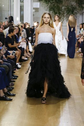 every-model-wore-flats-with-their-ball-gowns-at-oscar-de-la-renta-1900517-1473730392