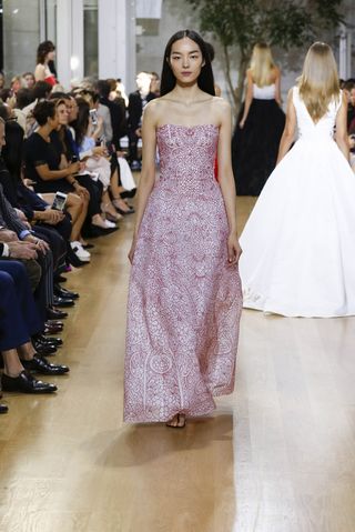 every-model-wore-flats-with-their-ball-gowns-at-oscar-de-la-renta-1900519-1473730393