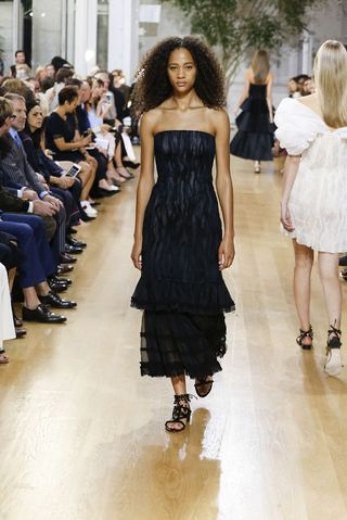 every-model-wore-flats-with-their-ball-gowns-at-oscar-de-la-renta-1900524-1473730394