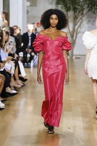 every-model-wore-flats-with-their-ball-gowns-at-oscar-de-la-renta-1900525-1473730395