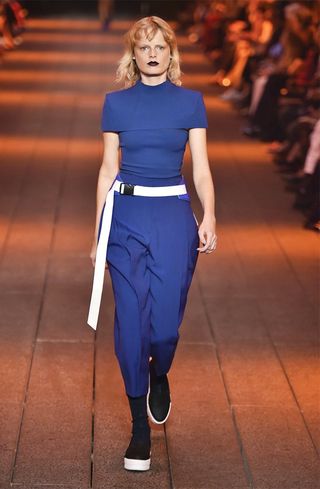 see-bella-hadid-walk-the-dkny-show-for-the-first-time-ever-1901390-1473791270
