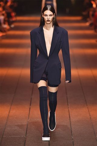 see-bella-hadid-walk-the-dkny-show-for-the-first-time-ever-1901391-1473791270