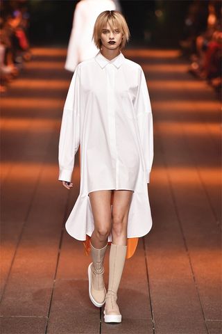 see-bella-hadid-walk-the-dkny-show-for-the-first-time-ever-1901398-1473791271