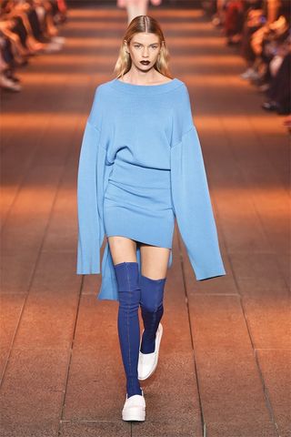 see-bella-hadid-walk-the-dkny-show-for-the-first-time-ever-1901409-1473791273