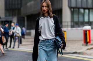 the-latest-street-style-from-london-fashion-week-1906896-1474125692
