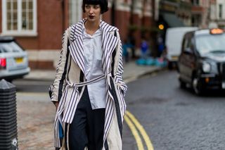 the-latest-street-style-from-london-fashion-week-1906899-1474125694