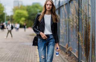 the-latest-street-style-from-london-fashion-week-1908506-1474315051
