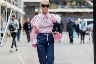 the-latest-street-style-from-london-fashion-week-1909806-1474394569