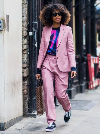 19-outfit-ideas-from-london-fashion-week-street-style-1908062-1474276357
