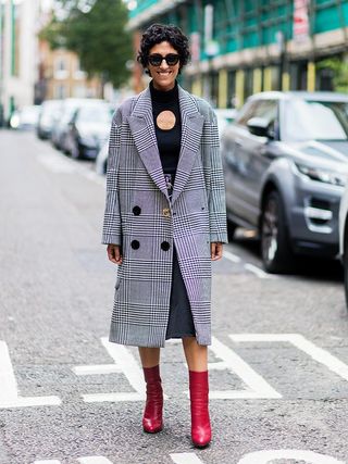 19-outfit-ideas-from-london-fashion-week-street-style-1908064-1474276357