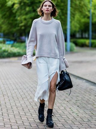 19-outfit-ideas-from-london-fashion-week-street-style-1908070-1474276358