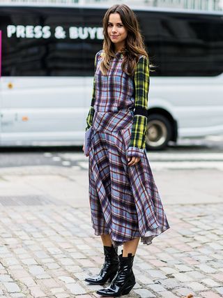 the-latest-street-style-from-london-fashion-week-1906865-1474099589