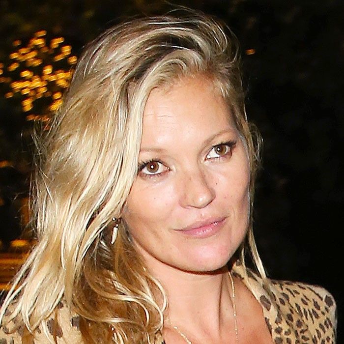 Jinsiy zigir Kate Moss ozining külotlarida suratga tushadi