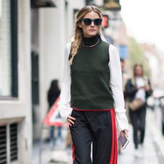 olivia-palermo-necklace-over-sweater-london-fashion-week-2016-203341-1474348509-square