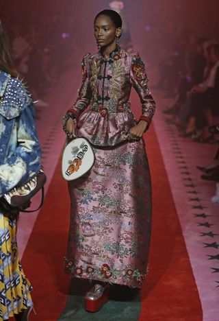 the-gucci-pieces-youre-about-to-see-on-every-it-girl-1911190-1474489270