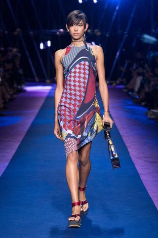 this-is-the-future-of-fashion-according-to-donatella-versace-1914888-1474752673