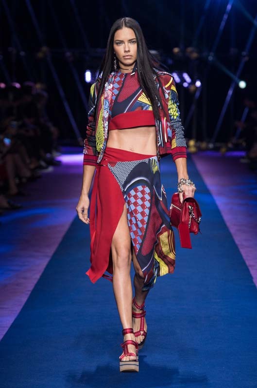 this-is-the-future-of-fashion-according-to-donatella-versace-1914889-1474752673