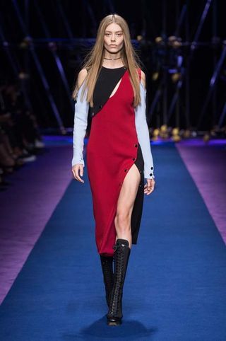 this-is-the-future-of-fashion-according-to-donatella-versace-1914901-1474752675