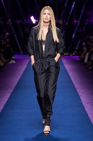 this-is-the-future-of-fashion-according-to-donatella-versace-1914914-1474752677