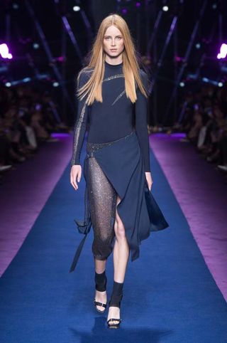 this-is-the-future-of-fashion-according-to-donatella-versace-1914916-1474752678