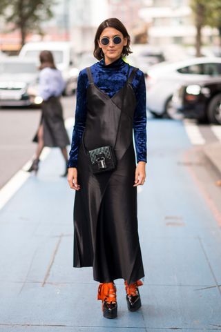 no-one-is-carrying-this-bag-trend-at-fashion-week-1915623-1474855237