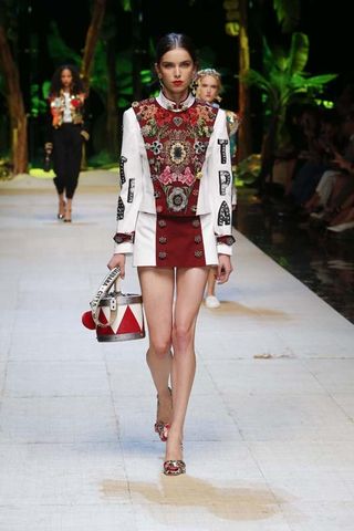 hailey-baldwin-makes-her-dolce-gabbana-runway-debut-1916883-1474934455