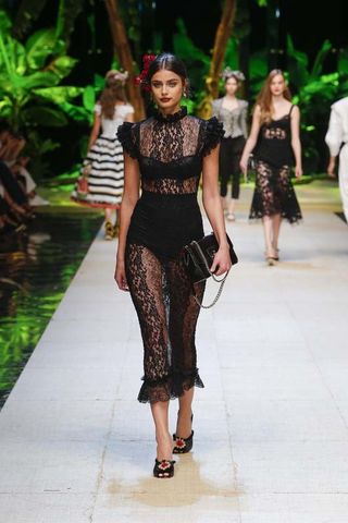 hailey-baldwin-makes-her-dolce-gabbana-runway-debut-1916892-1474934456