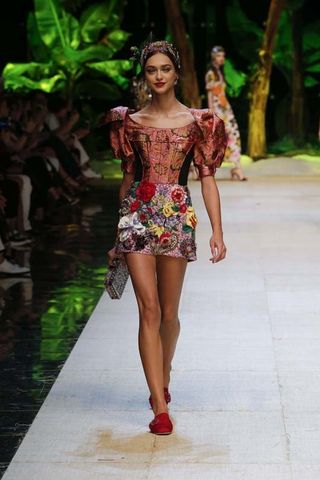 hailey-baldwin-makes-her-dolce-gabbana-runway-debut-1916901-1474934457