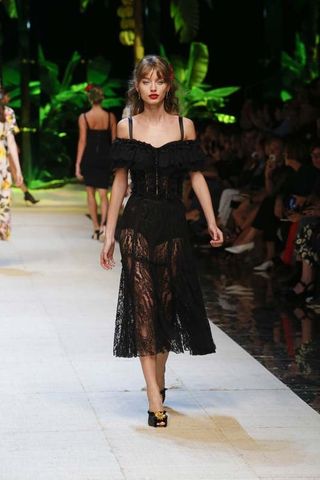 hailey-baldwin-makes-her-dolce-gabbana-runway-debut-1916902-1474934457