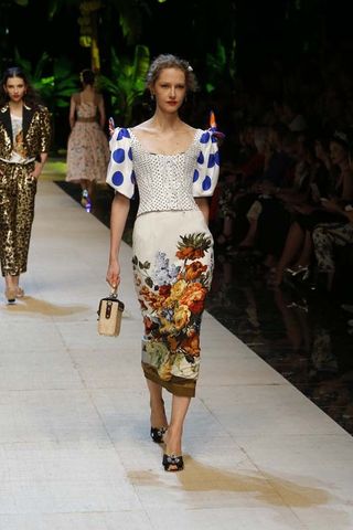 hailey-baldwin-makes-her-dolce-gabbana-runway-debut-1916908-1474934458