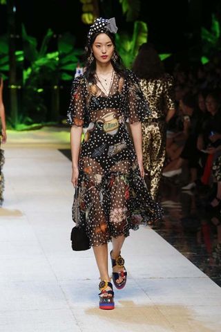 hailey-baldwin-makes-her-dolce-gabbana-runway-debut-1916911-1474934459