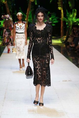 hailey-baldwin-makes-her-dolce-gabbana-runway-debut-1916918-1474934460