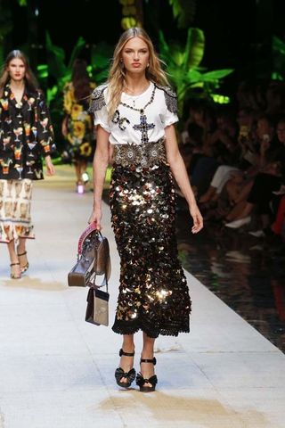 hailey-baldwin-makes-her-dolce-gabbana-runway-debut-1916923-1474934461