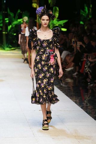 hailey-baldwin-makes-her-dolce-gabbana-runway-debut-1916932-1474934462