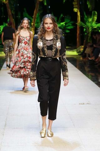 hailey-baldwin-makes-her-dolce-gabbana-runway-debut-1916933-1474934462