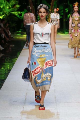 hailey-baldwin-makes-her-dolce-gabbana-runway-debut-1916940-1474934464