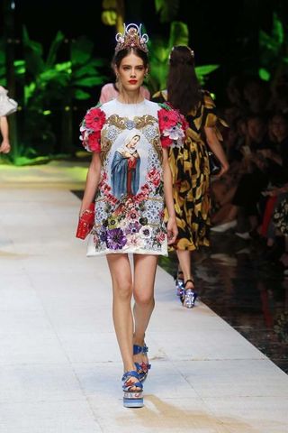 hailey-baldwin-makes-her-dolce-gabbana-runway-debut-1916947-1474934465