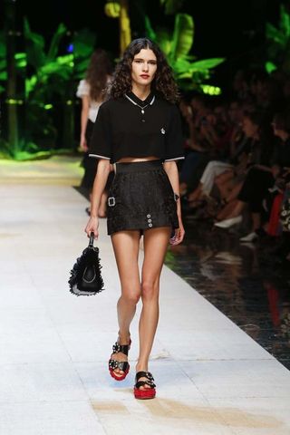 hailey-baldwin-makes-her-dolce-gabbana-runway-debut-1916953-1474934466