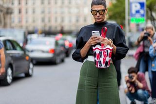 all-the-latest-street-style-shots-from-paris-fashion-week-1920555-1475156907