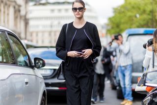 all-the-latest-street-style-shots-from-paris-fashion-week-1920557-1475156907