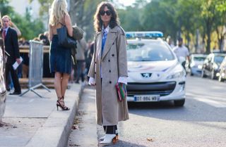 all-the-latest-street-style-shots-from-paris-fashion-week-1920559-1475156908