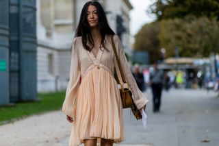 all-the-latest-street-style-shots-from-paris-fashion-week-1923577-1475354440