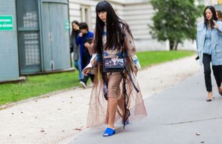 all-the-latest-street-style-shots-from-paris-fashion-week-1923579-1475354440