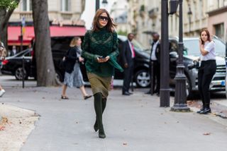 all-the-latest-street-style-shots-from-paris-fashion-week-1923580-1475354440