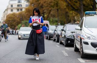 all-the-latest-street-style-shots-from-paris-fashion-week-1923582-1475354442